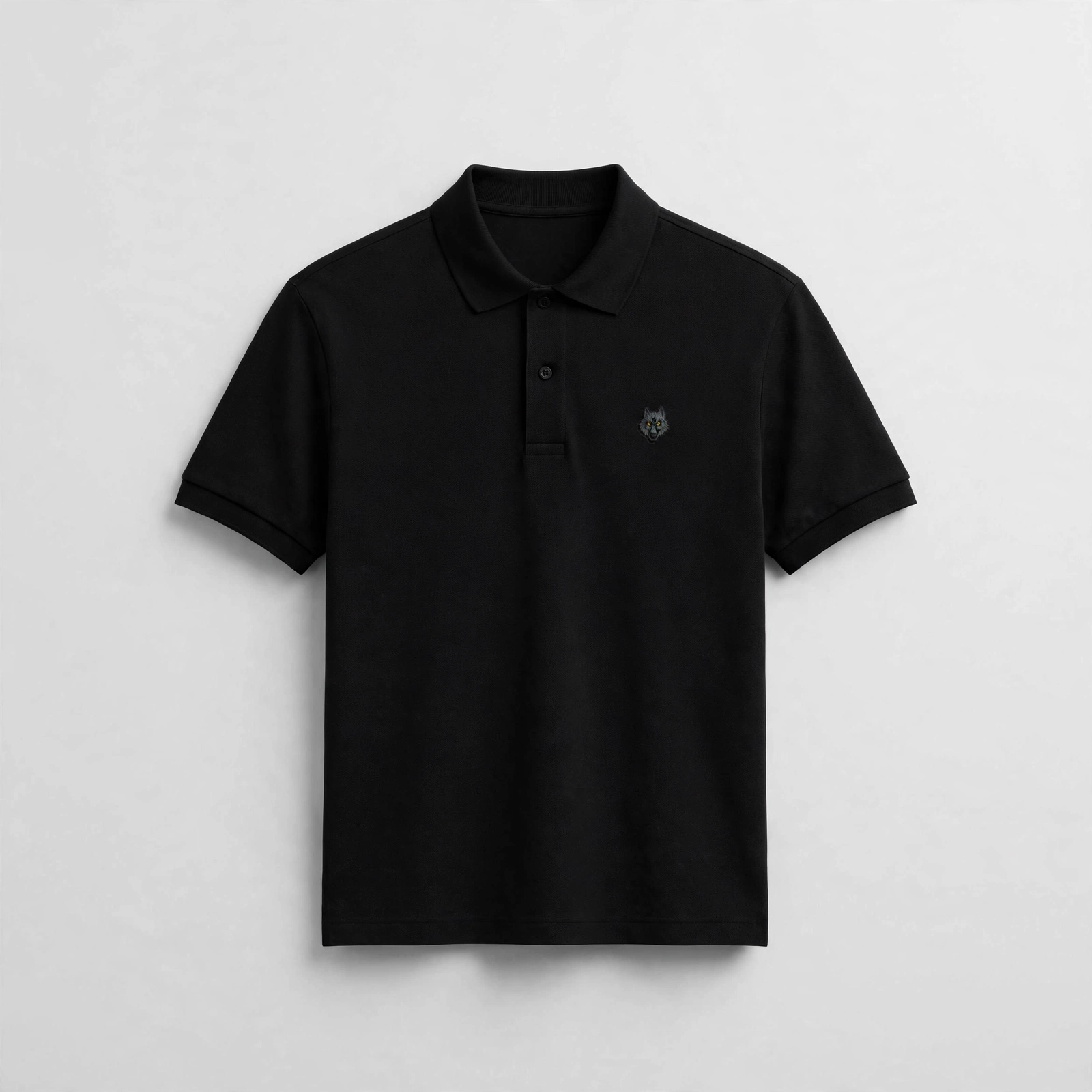 La Polo Negra — polo negra con el emblema del lobo bordado en el pecho